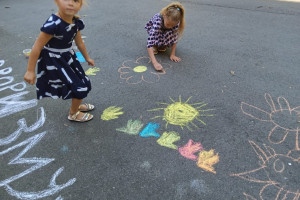 31.08.Юдановский СДК. Дети рисуют на асфальте рисунки на тему: «НЕТ терроризма»